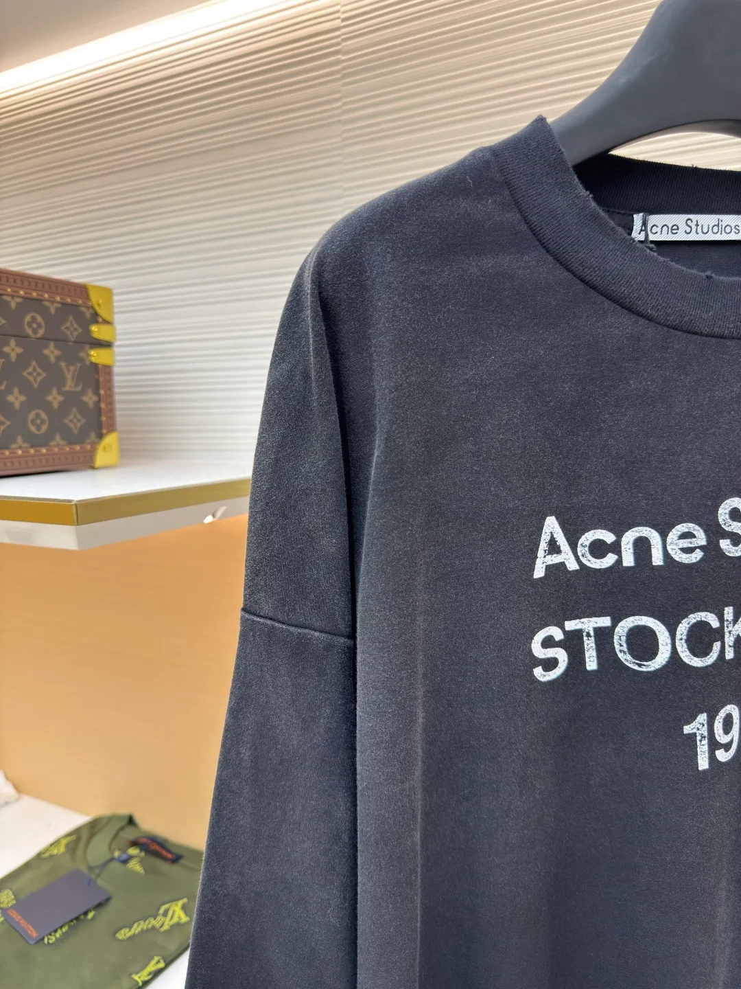 Acne Studios 1966 mud-dyed washed and distressed long sleeves ●Authentic product: purchased and developed by 2224 ●Item number: 1680630-A15 ●Fabric: super soft cotton fabric ●Technology: washed and distressed ●Version: loose fit ●Weight: about 425 grams ●Size: S-M-L-XL ●Description: Made of ultra-soft pure cotton fabric, garment-dyed, washed and distressed, the chest part has a dirty feel, and the lower part shows a gradient effect. The neckline is slightly frayed to better fit the overall tone. The overall line is straight and delicate, the fabric is comfortable and soft, and the color is consistent without color difference. It can be matched with the same style to create a fashionable look and control various occasions. Customized accessories, complete with three standards, the same style for men and women!